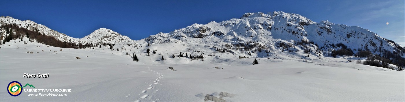 27 Sul sent. 502  a pestar neve per salire al Passo 'La forca' con Cima Croce a sx e Cima Alben a dx ammantati di neve.jpg